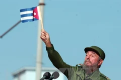 Lãnh tụ Cuba Fidel Castro phát biểu trước hàng nghìn người dân bên ngoài Văn phòng đại diện quyền lợi của Mỹ ở La Habana (Cuba) ngày 21/6/2004. (Nguồn: EPA/TTXVN)