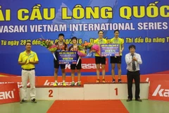 Ban tổ chức trao giải nội dung đôi nữ. (Ảnh: Thanh Thương/TTXVN)