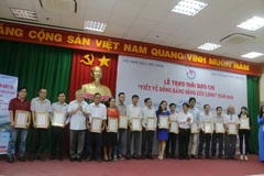 Các tác giả lọt vào vòng chung khảo cuộc thi. (Ảnh: Ngọc Thiện/TTXVN).