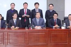 Các thành viên thuộc phe phản đối Tổng thống trong đảng Saenuri cầm quyền tại cuộc họp báo ở Seoul ngày 21/12. (Nguồn: Yonhap/TTXVN)