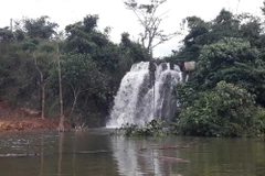 Thác Cột Đá bị biến thành một ao nước lớn hàng nghìn mét vuông. (Ảnh: Hưng Thịnh/TTXVN) 