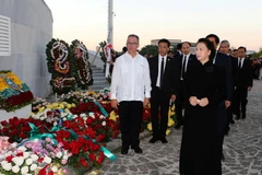 Bà Nguyễn Thị Kim Ngân, Ủy viên Bộ Chính trị, Chủ tịch Quốc hội, Chủ tịch Hội Hữu nghị Việt Nam-Cuba dẫn đầu đoàn Đại biểu Đảng và Nhà nước Việt Nam viếng lãnh tụ Cuba Fidel Castro. (Ảnh: Trọng Đức/TTXVN)