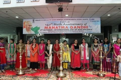 Các học sinh quốc tế trong trang phục dân tộc mình tại buổi lễ. (Ảnh: Đỗ Quyên-Trần Chiến/Vietnam+)