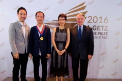 Bộ trưởng Văn hóa, Cộng đồng và Thanh niên Singapore (thứ ba từ trái sang) trao Huy chương vàng cho kiến trúc sư Hoàng Thúc Hào. (Ảnh: Mỹ Bình/Vietnam+)