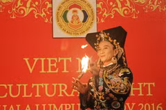 Trình diễn tín ngưỡng thờ Mẫu của người Việt. (Ảnh: Hoàng Nhương/TTXVN)