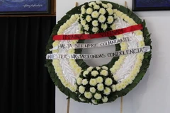 Vòng hoa viếng lãnh tụ Cuba Fidel Castro. (Ảnh: Lưu Việt Hùng/Vietnam+)