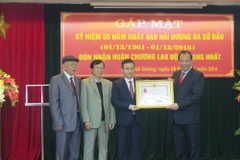 Ủy viên Trung ương Đảng, Bí thư Tỉnh ủy Hải Dương Nguyễn Mạnh Hiển trao Huân chương Lao động hạng Nhất cho tập thể báo Hải Dương. (Ảnh: Mạnh Minh/TTXVN)