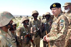 Tướng Naveed Mukhta (mũ đen, phải). (Nguồn: Thenews.com.pk) 