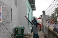 Xịt thuốc diệt muỗi, loăng quăng phòng virus Zika. (Ảnh: Bùi Như Trường Giang/TTXVN)