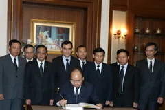 Thủ tướng Nguyễn Xuân Phúc ghi sổ tang viếng Nhà vua Thái Lan Bhumipol Adulyadej. (Ảnh: Thống Nhất/TTXVN)