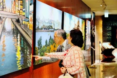 Khách tham quan triển lãm. (Ảnh: Gia Quân/Vietnam+)