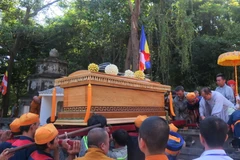 Đưa kim quan Hòa thượng Thích Thiện Bình về an nghỉ tại khu Tháp tổ trong khuôn viên chùa Sắc Tứ Long Sơn, thành phố Nha Trang. (Ảnh: Tiên Minh/TTXVN)