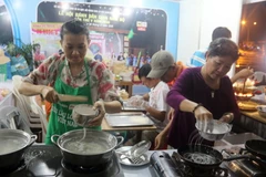 Các nhà hàng thể hiện những món ẩm thực riêng tại liên hoan. (Ảnh: Lê Huy Hải/TTXVN)