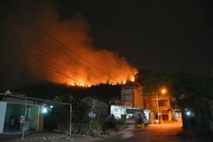 Đám cháy rừng tại tổ 8, khu 3, phường Hùng Thắng. (Ảnh: Nguyễn Hoàng/TTXVN)