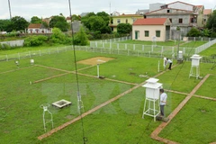 Nhân viên Đài Khí tượng Thủy văn khu vực Bắc Trung Bộ duy tu, bảo dưỡng máy đo mưa, đo bức xạ, đo nhiệt độ tự động. (Ảnh: Thế Duyệt/TTXVN)