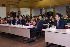  Đại diện các cơ quan quản lý lao động của Việt Nam và Hàn Quốc tham dự buổi giao lưu với người lao động. (Ảnh: Vũ Toàn-Phạm Duy/Vietnam+)