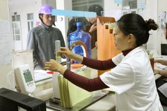  Nhân viên y tế giám sát điều trị trị thay thế nghiện các chất dạng thuốc phiện bằng Methadone cho người nghiện. (Ảnh: Dương Ngọc/TTXVN) 