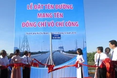 Nghi thức đặt tên đường Võ Chí Công. (Ảnh: Hoàng Hải/TTXVN)