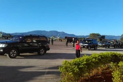 Trực tăng, xe tải và binh sỹ Myanmar tại sân bay Lashio ở bang Shan hôm 20/11. (Ảnh: The Irrawady)