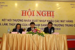 Ký kết hợp tác giữa doanh nhân hai nước Việt Nam-Trung Quốc. (Ảnh: Doãn Hoàng Nam/TTXVN)