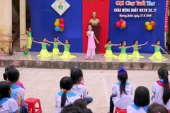 Trường Tiểu học Hương Xuân tổ chức Hội chợ tuổi thơ. (Ảnh: Công Tường/TTXVN)