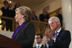 Giây phút xúc động khi bà Hillary Clinton kết thúc bài phát biểu của mình.