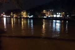 Mưa to, nước lũ có khả năng vượt báo động 3 trong đêm nay (ảnh chụp 20 giờ ngày 14/12 trên sông An Cựu, Huế). (Ảnh: Quốc Việt/TTXVN)