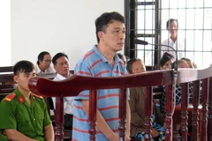 Dương Tấn Lộc đứng trước vành móng ngựa. (Ảnh: Công Thử/TTXVN)