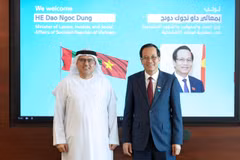 Bộ trưởng Đào Ngọc Dung và Bộ trưởng Bộ trưởng Bộ Nguồn Nhân lực UAE Abdulrahman Abdulmannan Al-Awar.