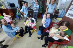Chiều ngày 4/9 các đơn vị trực thuộc Sở Lao động-Thương binh và Xã hội, Hội Liên hiệp phụ nữ Quận 12 cùng các cơ quan chức năng đã thực hiện đưa 85 trẻ em tại Mái ấm Hoa Hồng về 3 cơ sở Công lập trực thuộc Sở Lao động, Thương binh và Xã hội Thành phố Hồ Chí Minh. (Ảnh: Thanh Vũ/TTXVN)