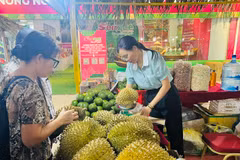 Giới thiệu, bày bán sản phẩm đặc sản của tỉnh Đắk Nông. (Ảnh: PV/Vietnam+)