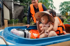 Sơ tán trẻ em tại các nơi bị ảnh hưởng bởi mưa lũ đến nơi an toàn. (Ảnh: UNICEF)