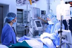 Các bác sỹ thực hiện một ca phẫu thuật có áp dụng gây tê vùng. (Ảnh: PV/Vietnam+)