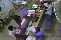 Ba nhân viên Bệnh viện Bạch Mai bị người nhà bệnh nhân hành hung