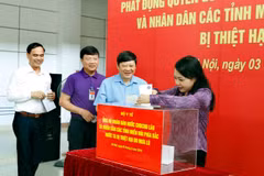  Bộ trưởng Bộ Y tế Nguyễn Thị Kim Tiến cùng lãnh đạo Bộ, các đơn vị và cán bộ ủng hộ đồng bào bị thiệt hại do mưa lũ. (Ảnh: Dương Ngọc/TTXVN)