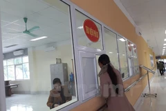 Người dân làm thủ tục thanh toán viện phí. (Ảnh: PV/Vietnam+)