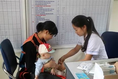 Tiêm chủng cho trẻ em. (Ảnh: Công Tuyên/TTXVN)