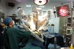 Phẫu thuật nội soi bằng robot thành công cho một bé trai 