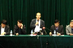 Ông Trần Đắc Phu, Cục trưởng Cục Y tế Dự phòng (Bộ Y tế) trả lời phỏng vấn các cơ quan báo chí tại buổi họp báo, sáng 26/12. (Ảnh: Dương Ngọc/TTXVN)