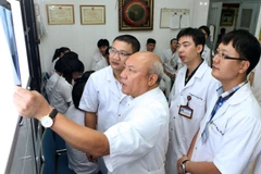 Các bác sỹ của Viện Chấn thương chỉnh hình hội chẩn về một ca bệnh khó. (Ảnh: TTXVN/Vietam+)