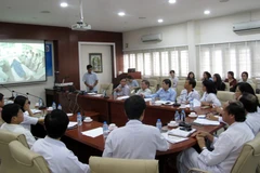 Các bác sỹ Bệnh viện Nhân Dân Gia Định hỗ trợ chẩn đoán từ xa cho bệnh nhân ở Bệnh viện huyện Củ Chi. (Ảnh: TTXVN/Vietnam+)