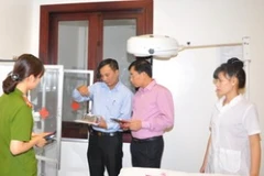 Lãnh đạo Sở Y tế Hà Nội kiểm tra một cơ sở thẩm mỹ viện. (Nguồn: Sở Y tế Hà Nội)
