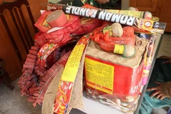 ực lượng chức năng tỉnh Quảng Ninh thu giữ số lượng lớn pháo nổ. (Ảnh: Nguyễn Hoàng/TTXVN)