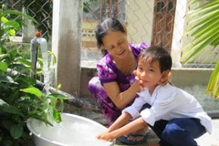 Người dân tại Ninh Thuận sử dụng nước sạch qua sự hỗ trợ của một dự án. (Ảnh: TTXVN/Vietnam+)