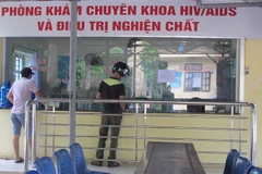 Bệnh nhân đến uống thuốc Methadone tại Trung tâm kiểm soát bệnh tật. (Ảnh: PV/Vietnam+)