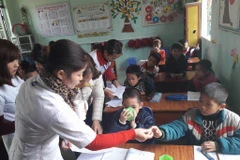 Phát thuốc tẩy giun cho học sinh. (Ảnh: PV/Vietnam+)