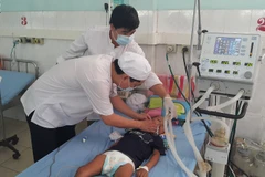 Điều trị cho trẻ mắc bệnh viêm não. (Ảnh: TTXVN/Vietnam+)