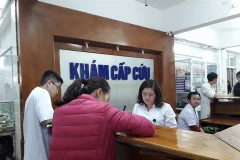 Hoạt động tại Khoa cấp cứu, Bệnh viện Việt Đức trong dêm 30 Tết. (Ảnh: T.G/vietnam+)