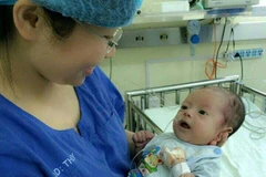 Bé Tr. đã mạnh khỏe trở lại sau cuộc phẫu thuật chỉnh sửa tim. (Ảnh: PV/Vietnam+)