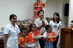 Tặng quà cho các cháu nhỏ mắc bệnh tan máu bẩm sinh nhưng vẫn đạt danh hiệu học sinh giỏi. (Ảnh: PV/Vietnam+)